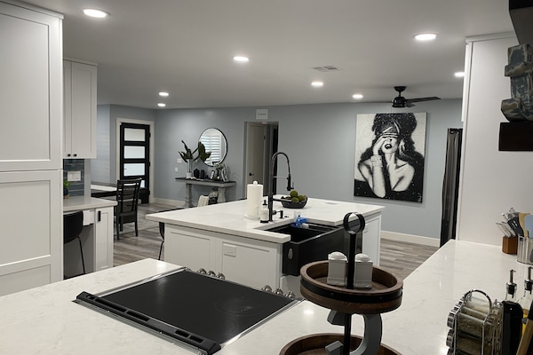 Kjøleskap, mikrobølgeovn, ovn og kokeplater