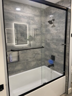 Dusche, Haartrockner, Handtücher, Seife