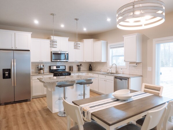 Refrigerador, microondas, horno y parrilla de estufa 