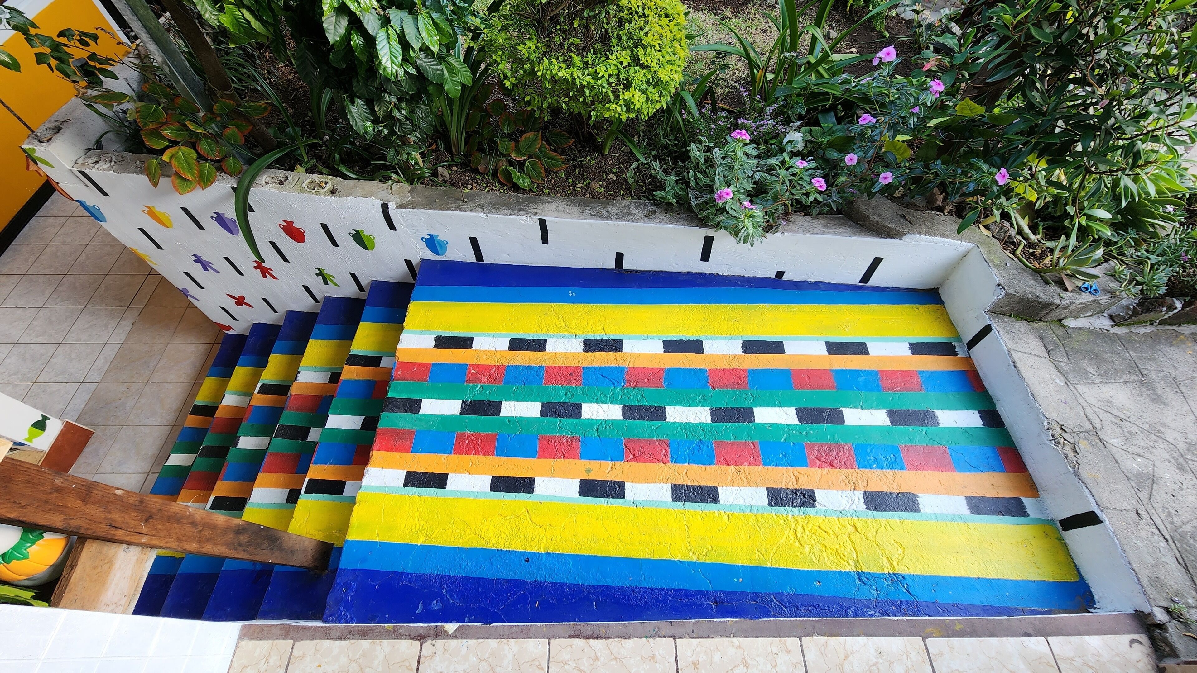 Un mosaico colorido y policromado en una escalera.