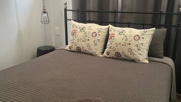 1 bedroom, bed sheets