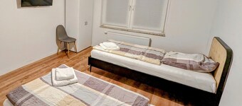 Central apartment for 6 people with rain shower & parking space