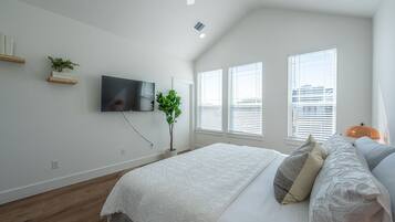 2 habitaciones, tabla de planchar con plancha, cuna de viaje y internet