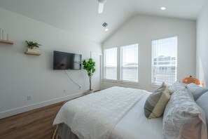 2 habitaciones, tabla de planchar con plancha, cuna de viaje y internet 