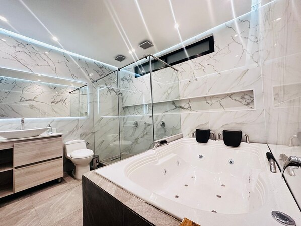 Elite Quadruple Room | Bathroom
