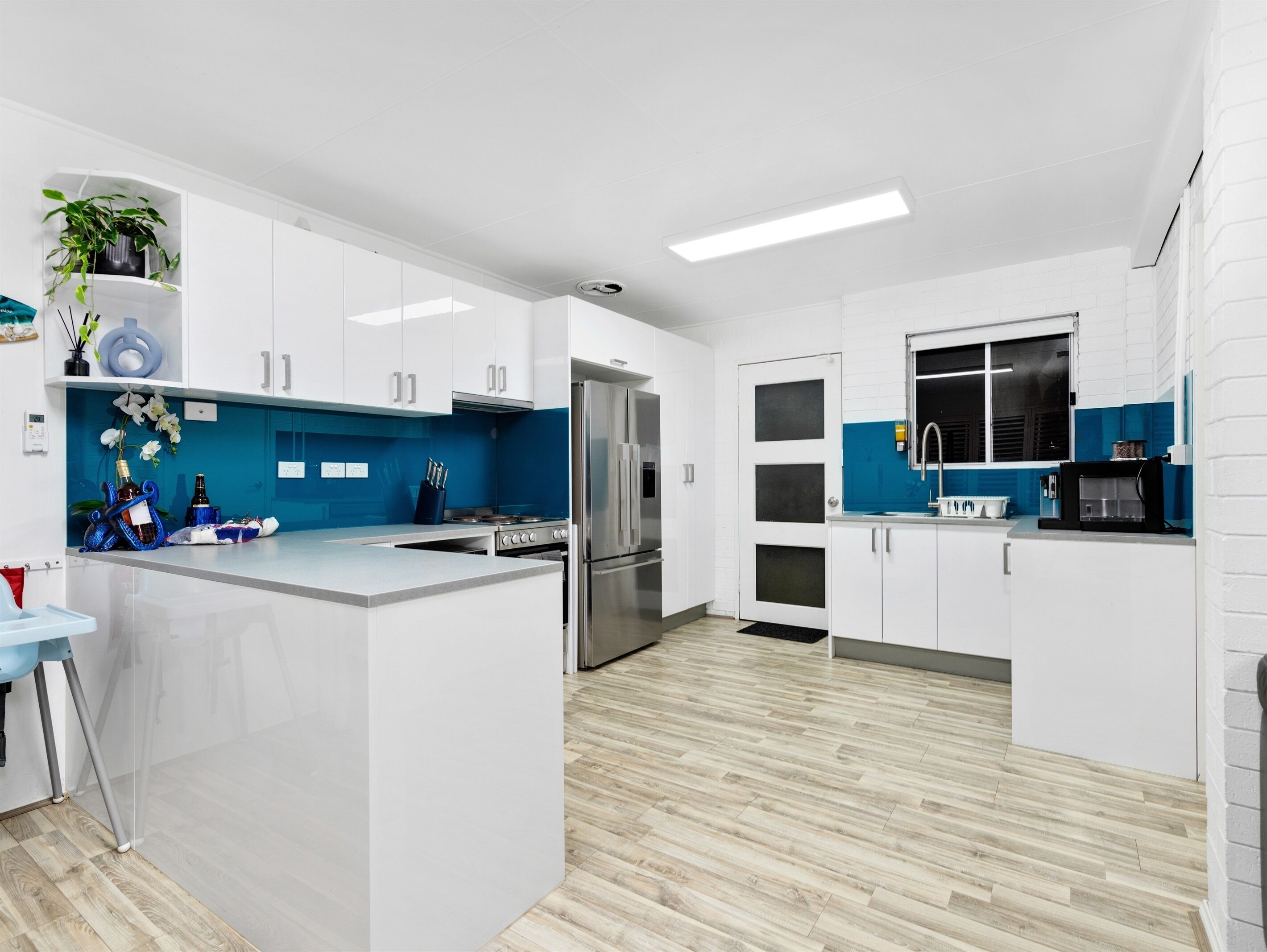 冷蔵  庫、電子レンジ、オーブン、コンロ