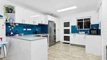 Kylskåp, mikrovågsugn, ugn och spishäll