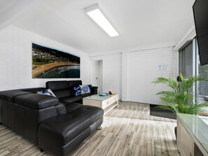 Smart-tv, eldstad, tv-spel och böcker