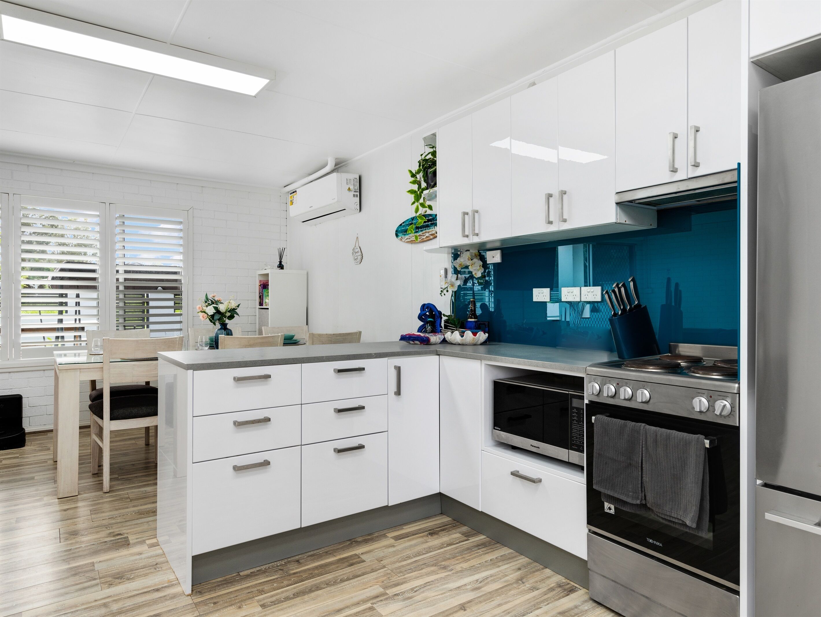 Kylskåp, mikrovågsugn, ugn och spishäll