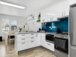 冰箱、微波炉、烤箱、炉灶