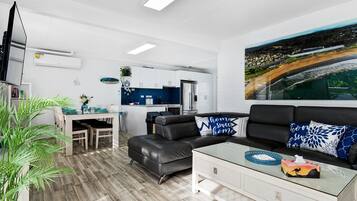 Smart-TV, Kamin, Videospiele, Bücher