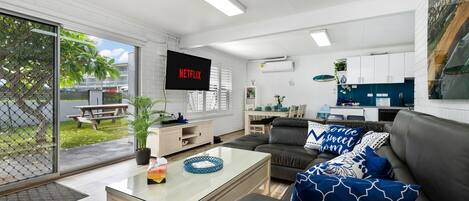 TV connectée, cheminée, jeux vidéo, livres