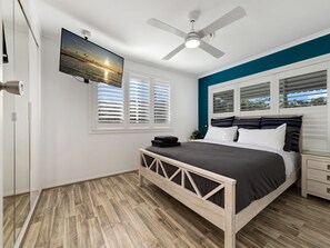 6 bedrooms, iron/ironing board, travel crib, free WiFi - SKYES BEACH HOUSE | spas | sauna | arcade machines (Malua Bay)