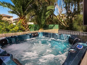 Outdoor spa tub - SKYES BEACH HOUSE | spas | sauna | arcade machines (Malua Bay)