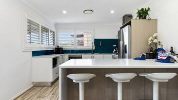 Jääkaappi, mikroaaltouuni, uuni, liesi