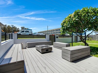 Skyes Beach House-Views, Spas, Sauna, Arcade Games