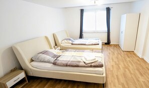 2 bedrooms, bed sheets - Zentrale Wohnung für 4 Personen mit Küche & Waschmaschine (Wilhelmshaven)