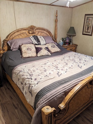 2 bedrooms, iron/ironing board, free WiFi, bed sheets