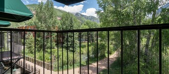 Manitou Lodge 7 Hotel Room by Alpine Lodging Telluride