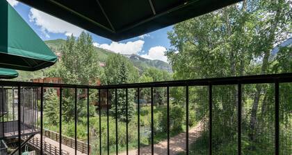 Manitou Lodge 7 Hotel Room by Alpine Lodging Telluride
