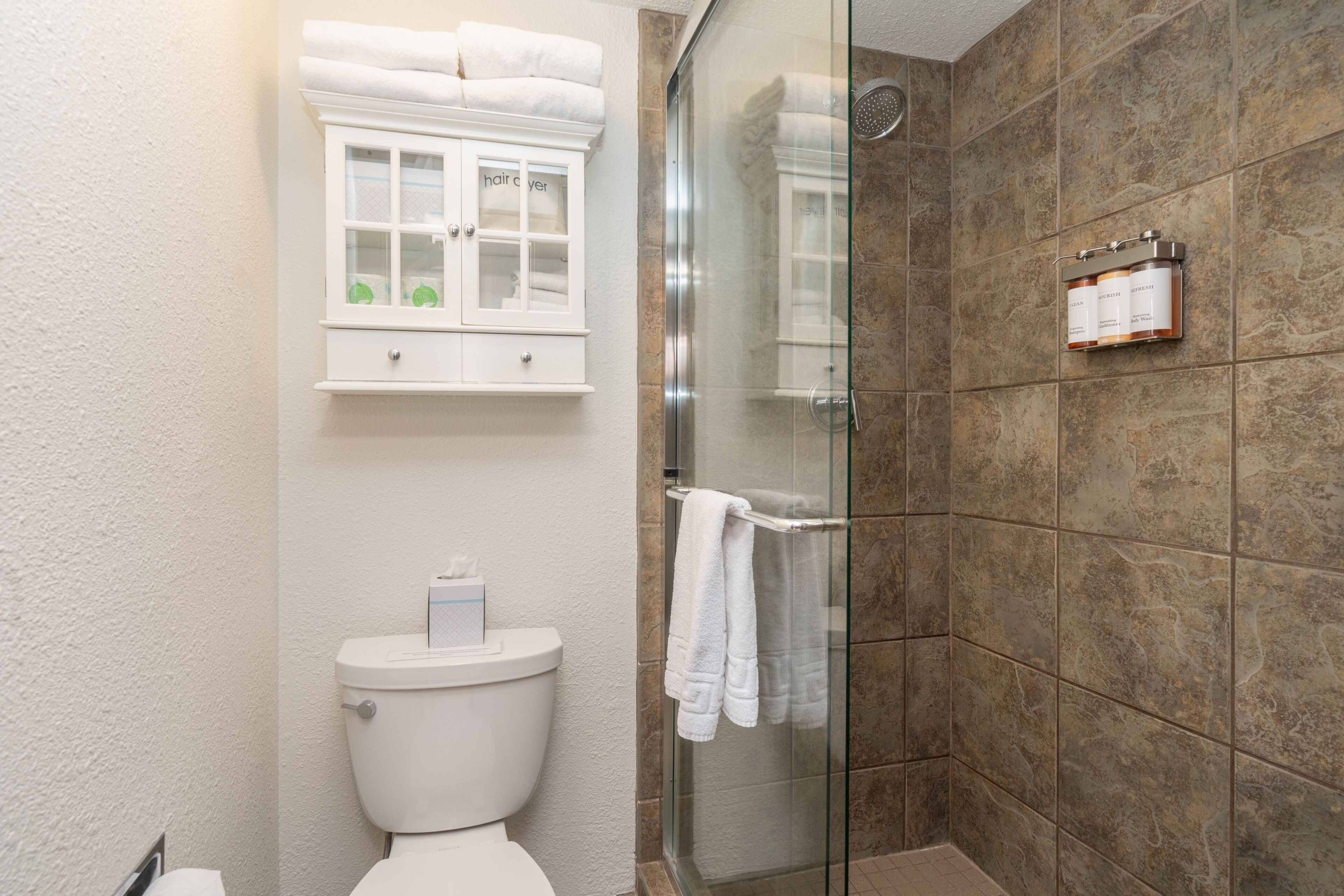 Studio | Bathroom | Towels, shampoo