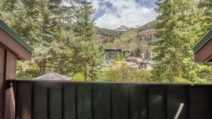 Vista de una zona montañosa con edificios y árboles.