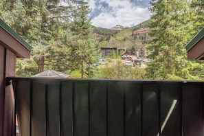 A view of a mountainous area with buildings and trees. - Manitou Lodge 11 Hotel Room by Alpine Lodging Telluride (Telluride)