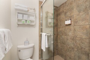 Studio | Bathroom | Towels, shampoo - Manitou Lodge 8 Hotel Room by Alpine Lodging Telluride (Telluride)