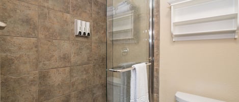 Studio | Bathroom | Towels, shampoo