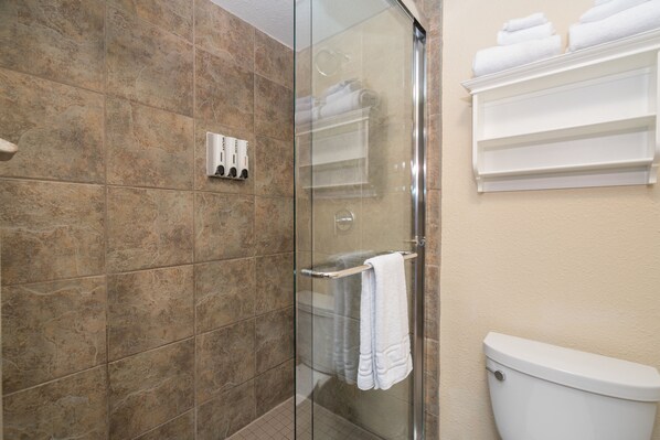 Studio | Bathroom | Towels, shampoo - Manitou Lodge 8 Hotel Room by Alpine Lodging Telluride (Telluride)