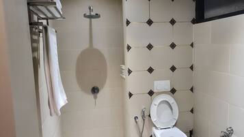 Deluxe Studio Suite, 2 Queen Beds | Bathroom