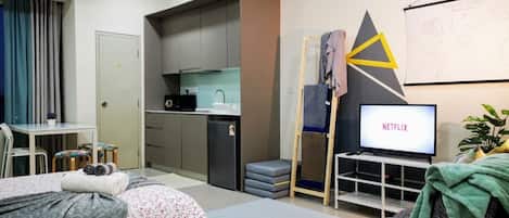 ファミリー スタジオスイート ベッド (複数台) | 1 室のベッドルーム、遮光カーテン、アイロン / アイロン台、WiFi (無料)