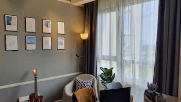 Deluxe-studiosuite - 2 queensize-senge | 1 soveværelse, mørklægningsgardiner, strygejern/strygebræt, gratis Wi-Fi