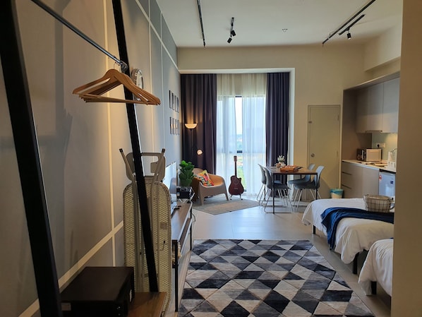 Suite estudio Deluxe, 2 camas de matrimonio | 1 dormitorio, cortinas opacas, tabla de planchar con plancha