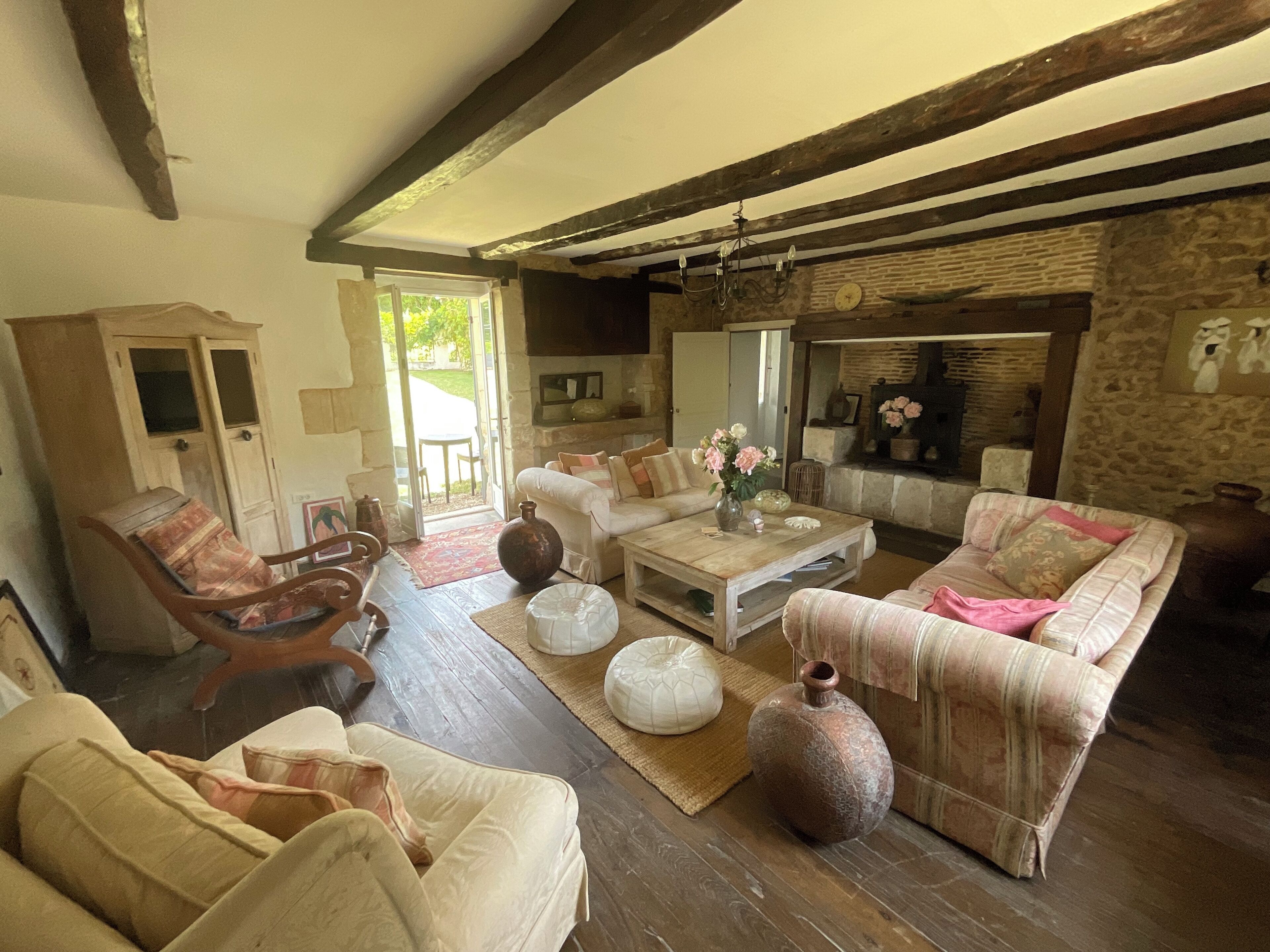 TV connectée, table de tennis de table, livres