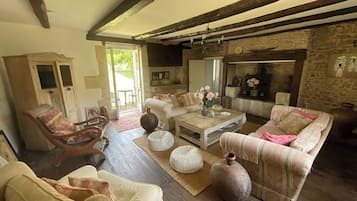 TV connectée, table de tennis de table, livres