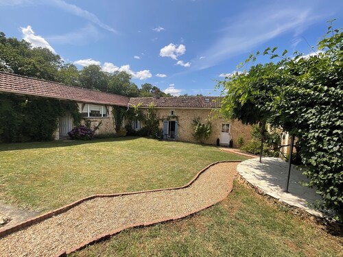 Family friendly farmhouse, 5 mins from beach lake and historic market