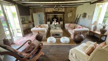 Smart-tv, een tafeltennistafel en boeken