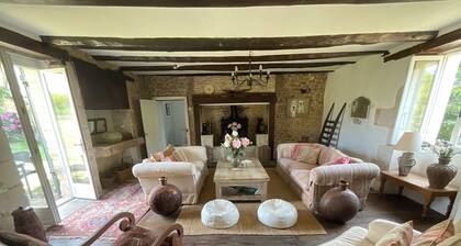 Family friendly farmhouse, 5 mins from beach lake and historic market