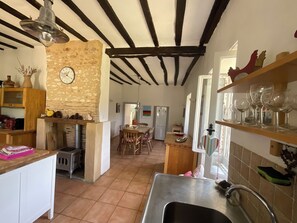 Dining - Family friendly farmhouse, 5 mins from beach lake and historic market (Grun-Bordas)