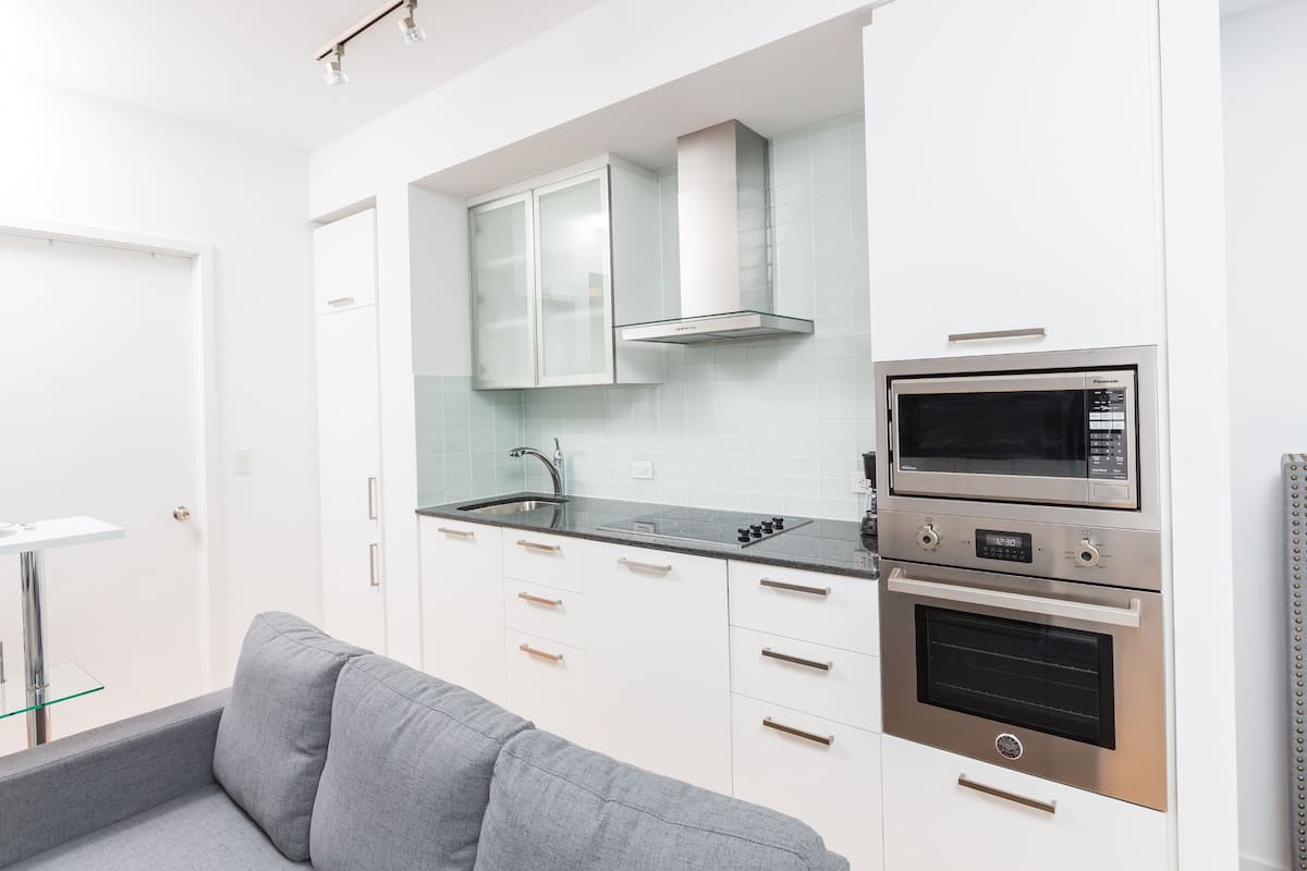 Full-size fridge, microwave, oven, stovetop