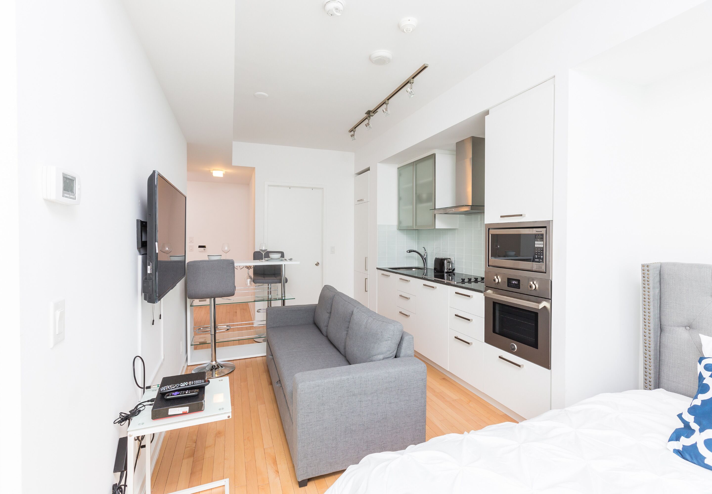 Deluxe Room | Living area | 55-inch LED TV with satellite channels, TV