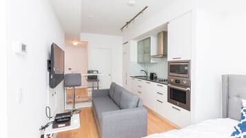 Deluxe Room | Living area | 55-inch LED TV with satellite channels, TV