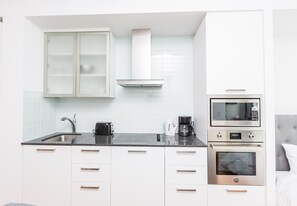 Full-sized fridge, microwave, oven, stovetop - Front St - Entertainment District (Toronto)