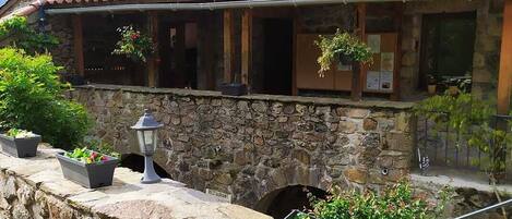 Vista frontal de la propiedad