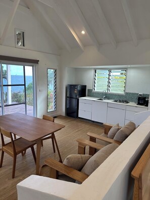 高級小屋 | 高級寢具、書桌、免費 Wi-Fi、床單