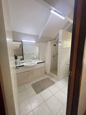 Exclusive House | Bathroom | Shower, towels - VILA DEL MARE (Mele)