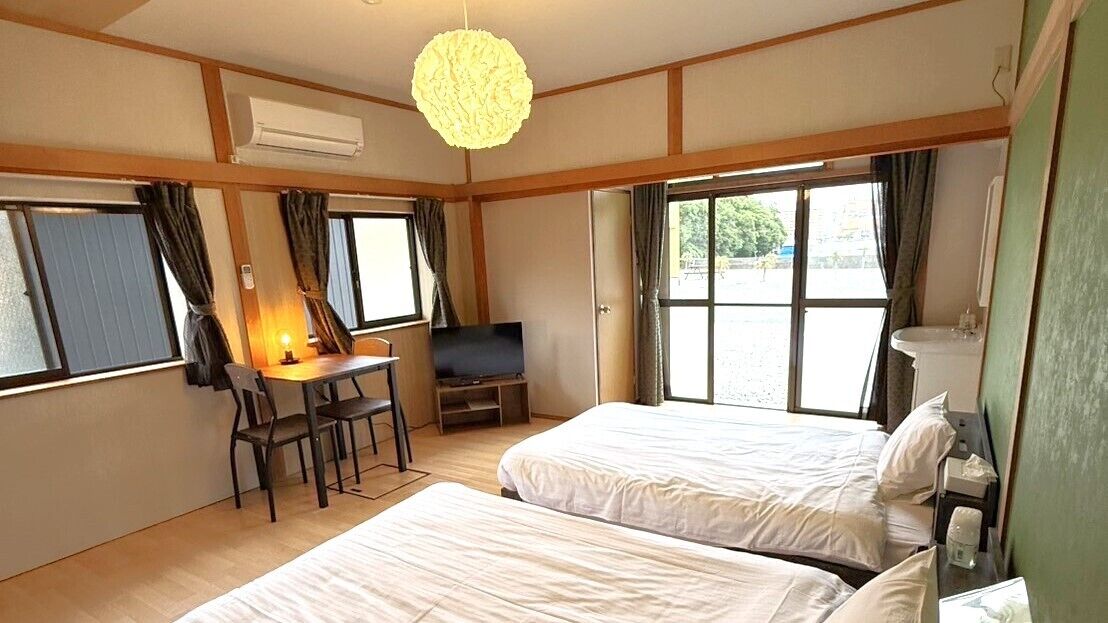 Habitación básica con 2 camas individuales, 2 habitaciones, vistas al mar | Cortinas opacas, wifi gratis, ropa de cama