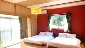 A bedroom with two beds, a wooden ceiling, and a large window with curtains. - Alloggio Nanki Shirahama (Shirahama)
