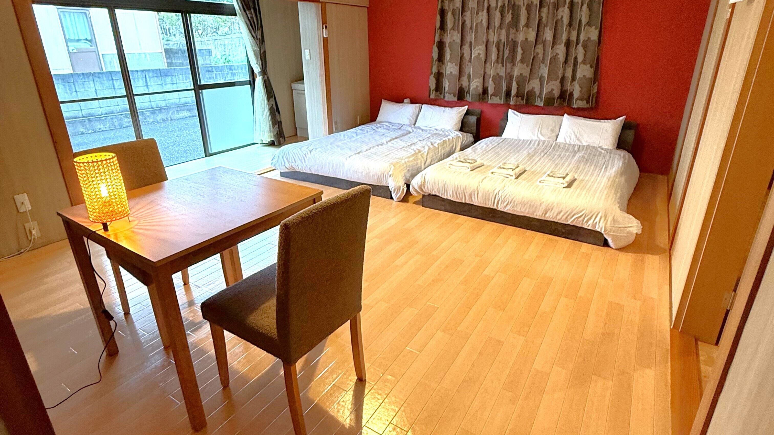 Habitación básica con 1 cama doble o 2 individuales | Cortinas opacas, wifi gratis, ropa de cama